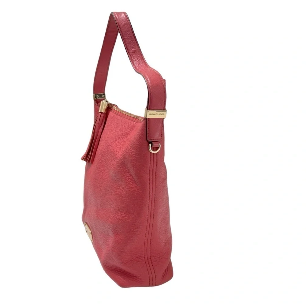 Michael Kors Pebble, leather Shoulder Bag Coral‎ Tassel